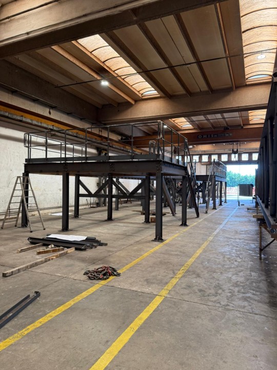 Modular steel support structure with access platform during workshop fabrication